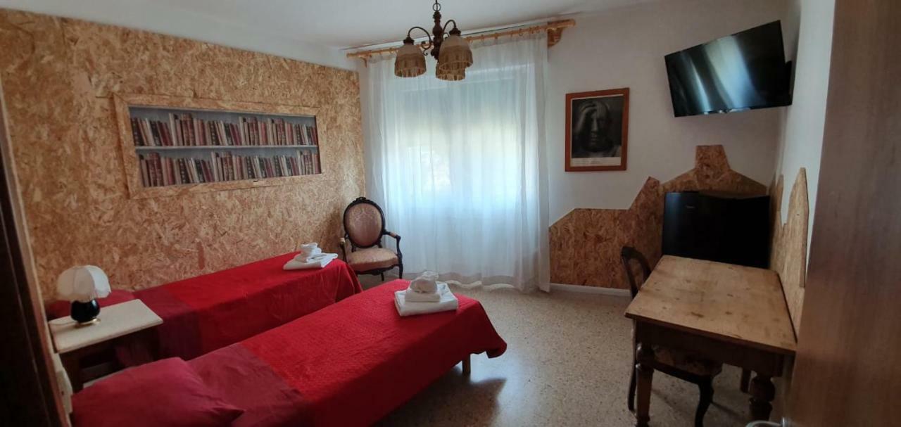 Camera Doppia con Letti Singoli e Bagno in Comune